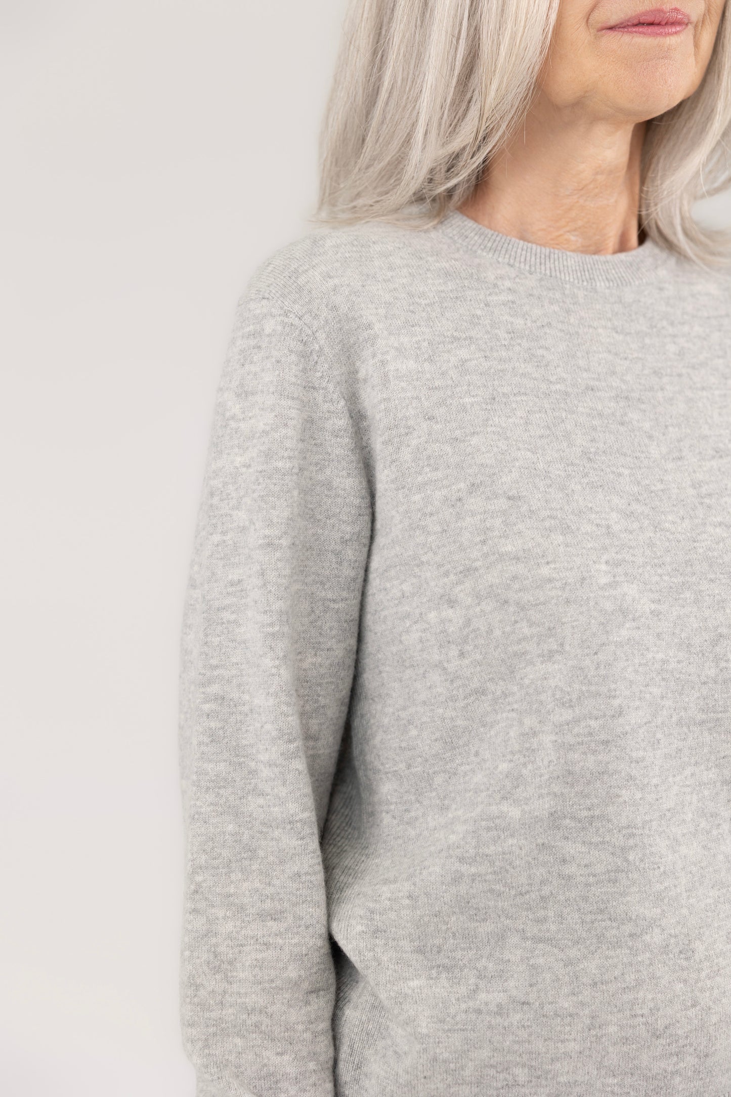 Roundneck Pullover : Light Grey