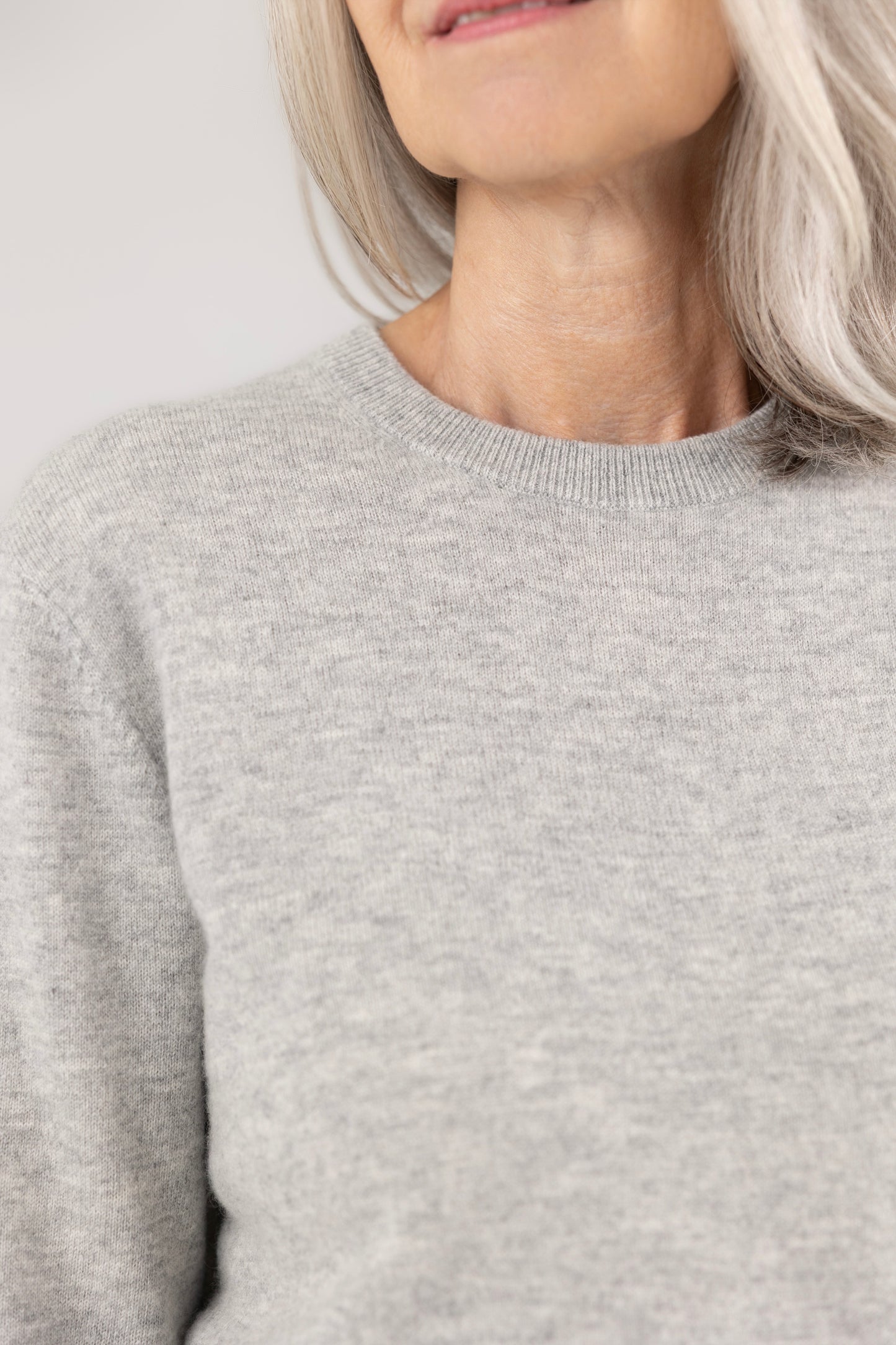 Roundneck Pullover : Light Grey
