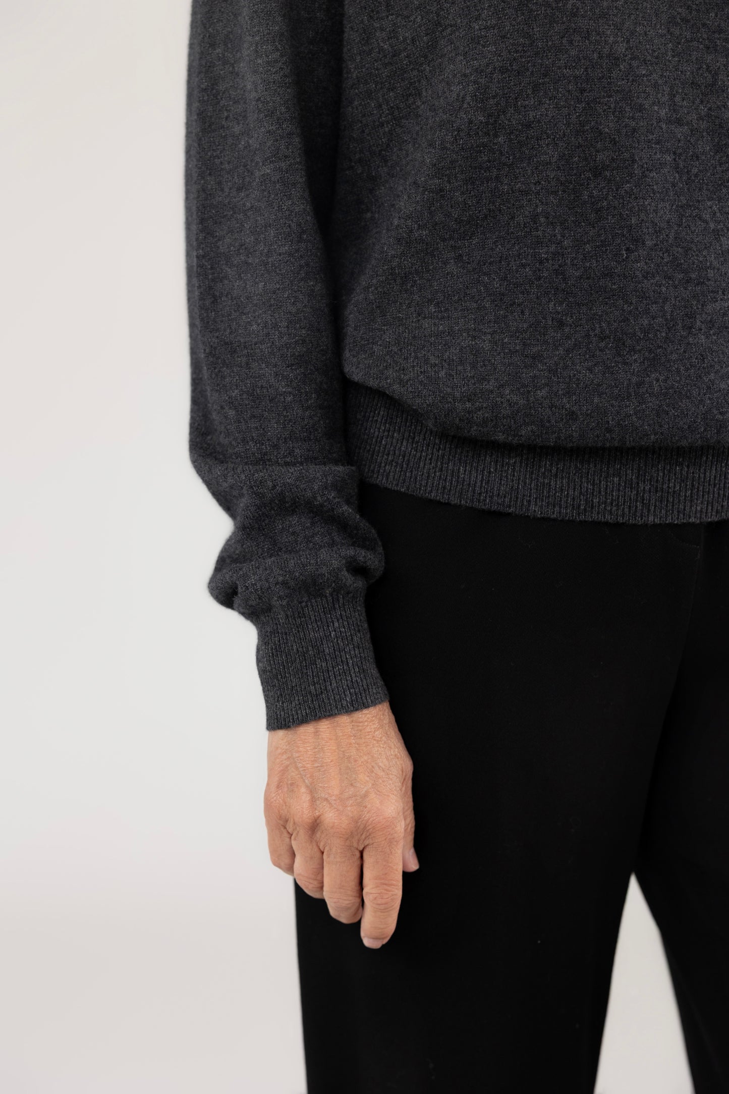 Roundneck Pullover : Charcoal